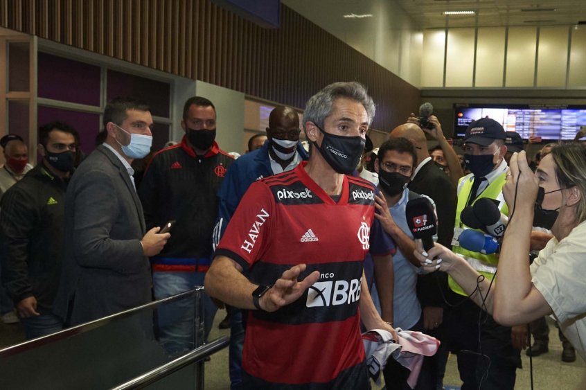 Paulo Sousa no desembarque no Galeão - Armando Paiva /Lancepress!