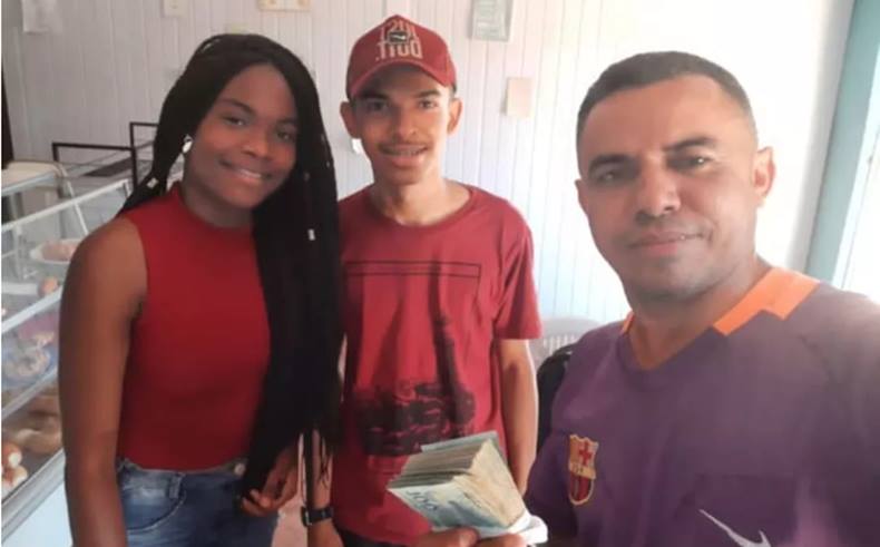 Estudantes encontram envelope e devolvem